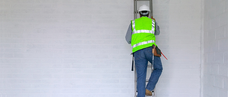 Man using a ladder correctly