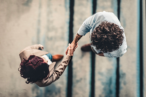 agent and client shaking hands